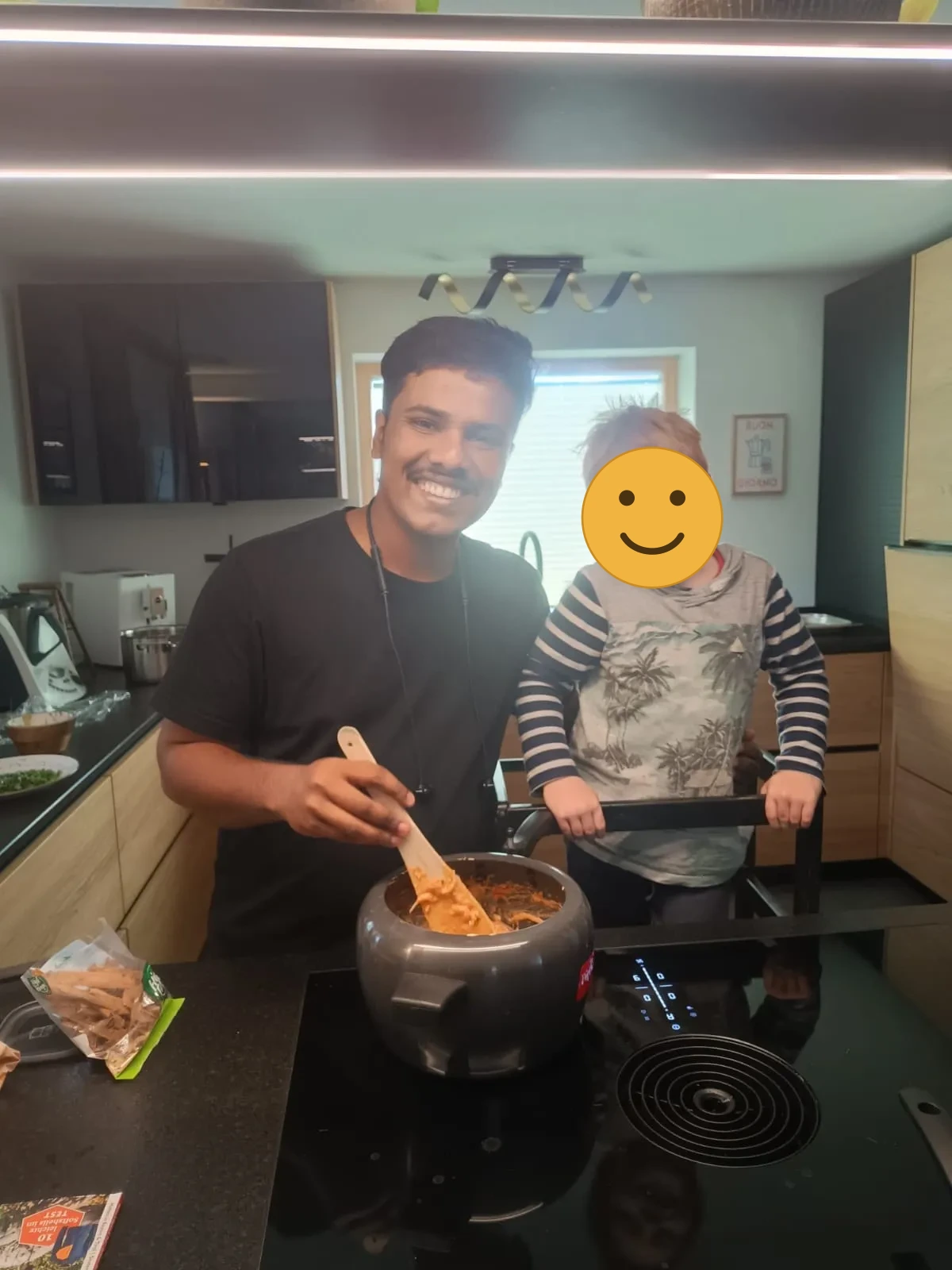 Au-pair kocht gemeinsam mit einem Kind der Gastfamilie