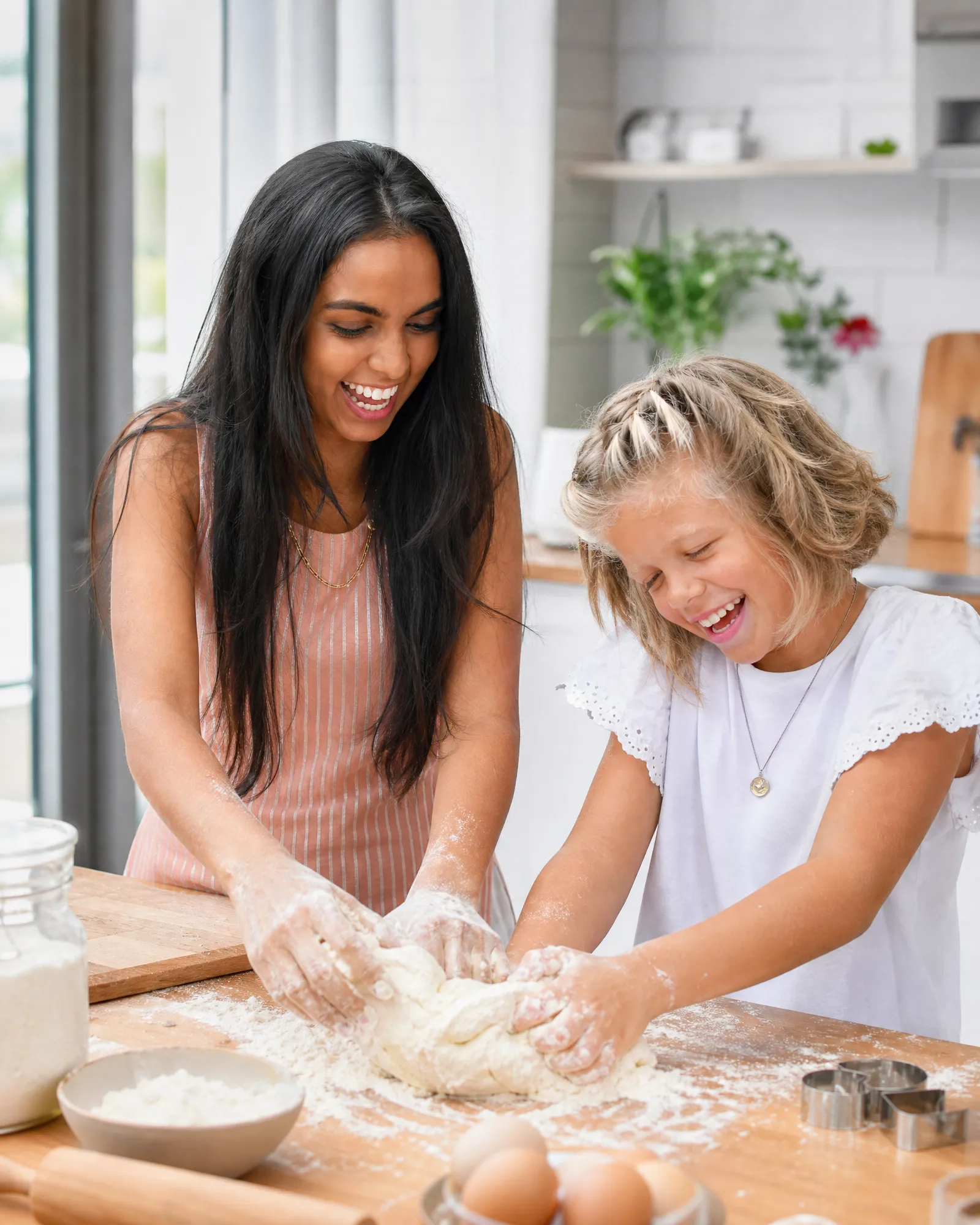 Eine junge Frau und ein Kind backen gemeinsam in der Küche