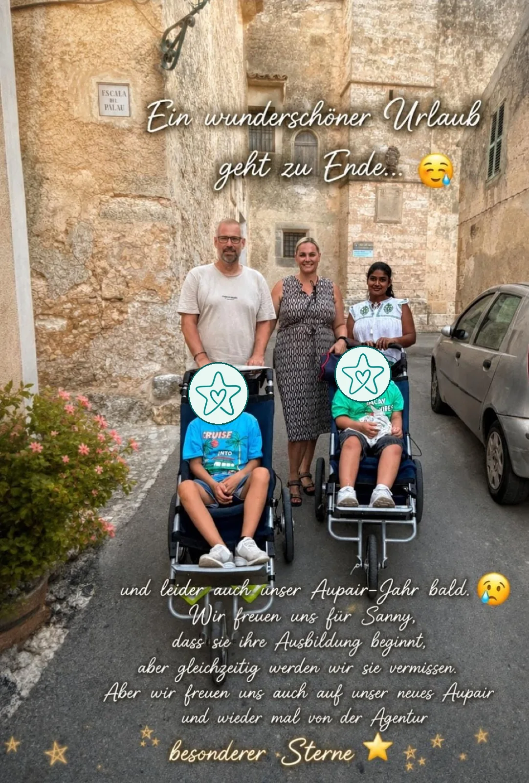 Eine Familie mit ihrem Au-pair in einer Altstadtgasse, zwei Kinder sitzen in Reha-Buggys.